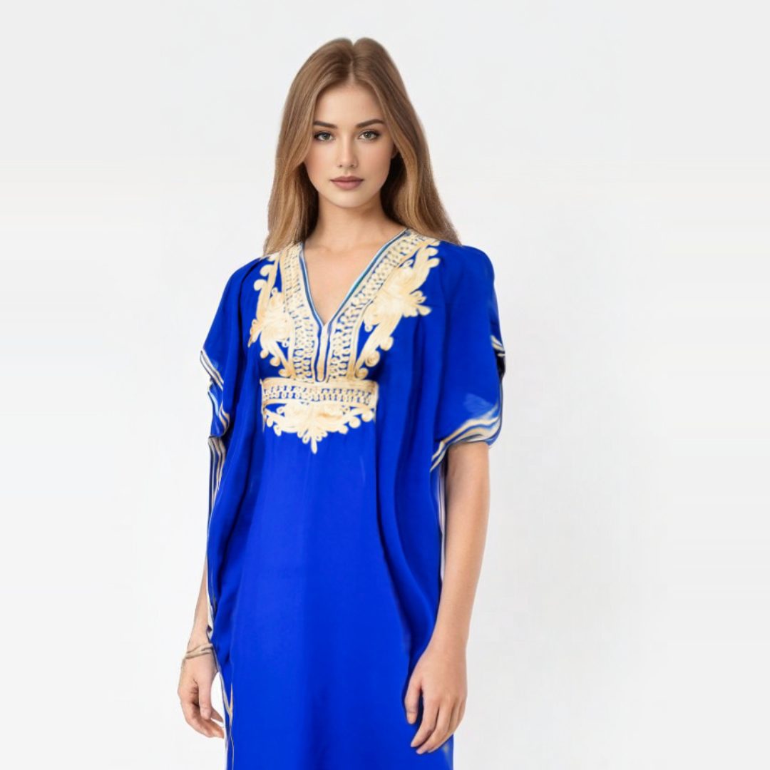 Vestido Blanco con Diseños Dorados