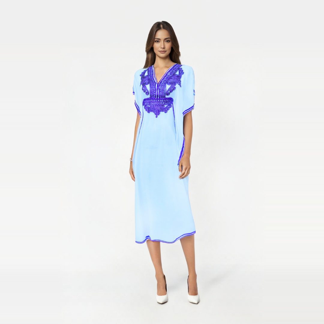 Vestido marroquí blanco con diseños en violeta