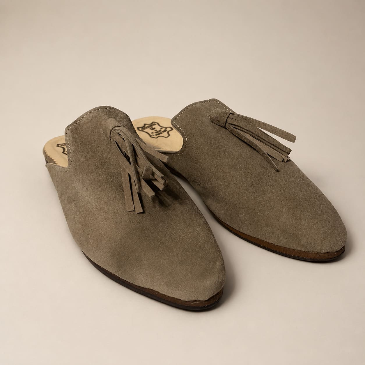Babucha gamuza color gris
