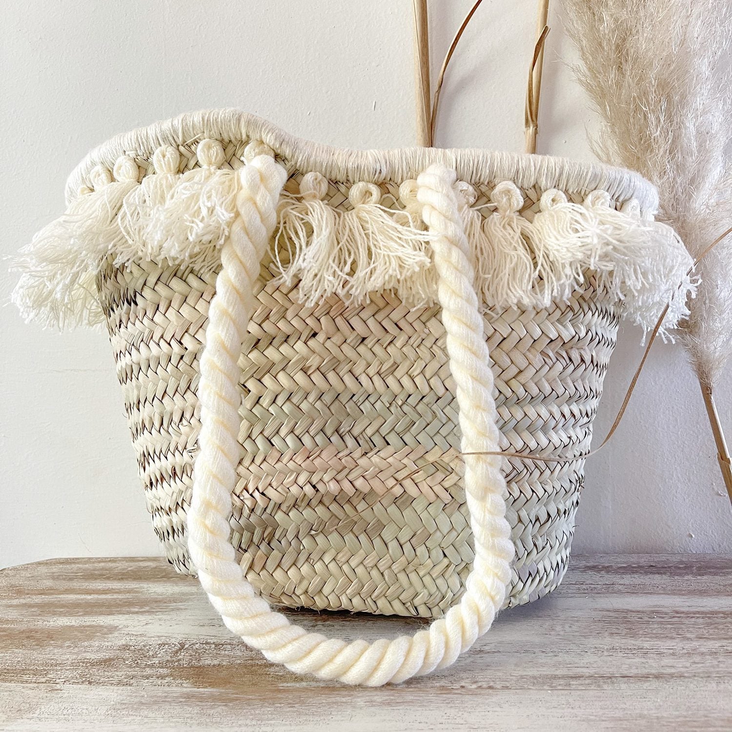 bolso cesta de doum con flecos blancos 2