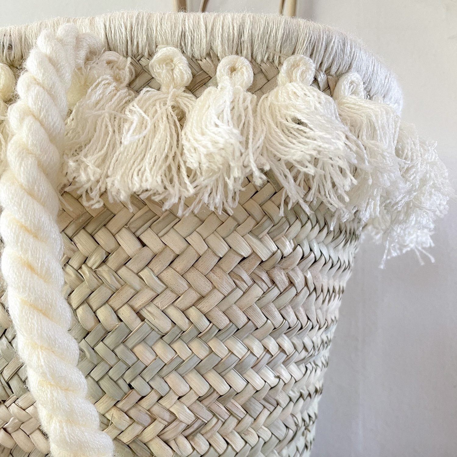 Bolso Cesta de Doum con flecos blancos 2