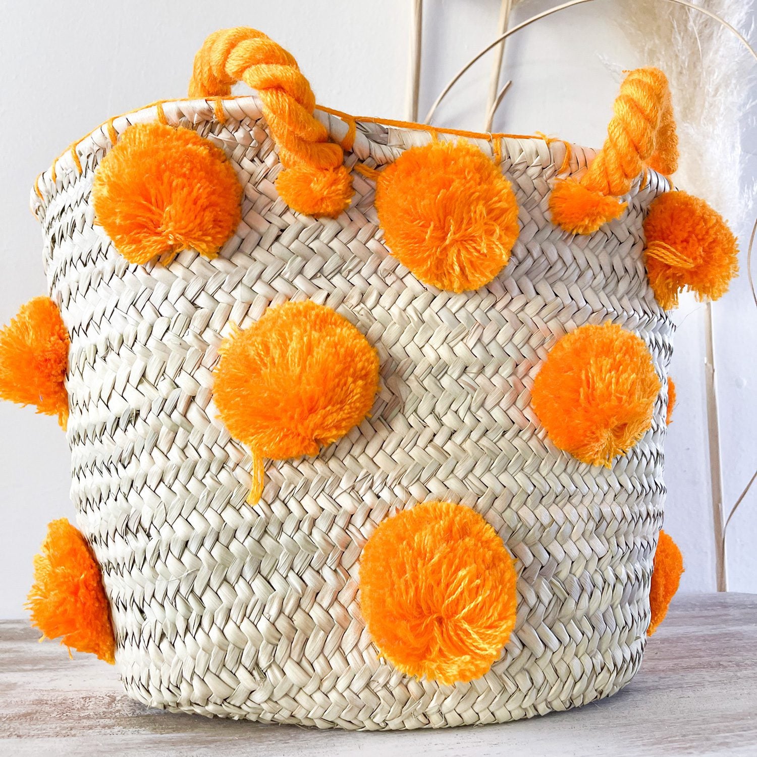 Bolso Cesta de Doum con pompones anaranjados