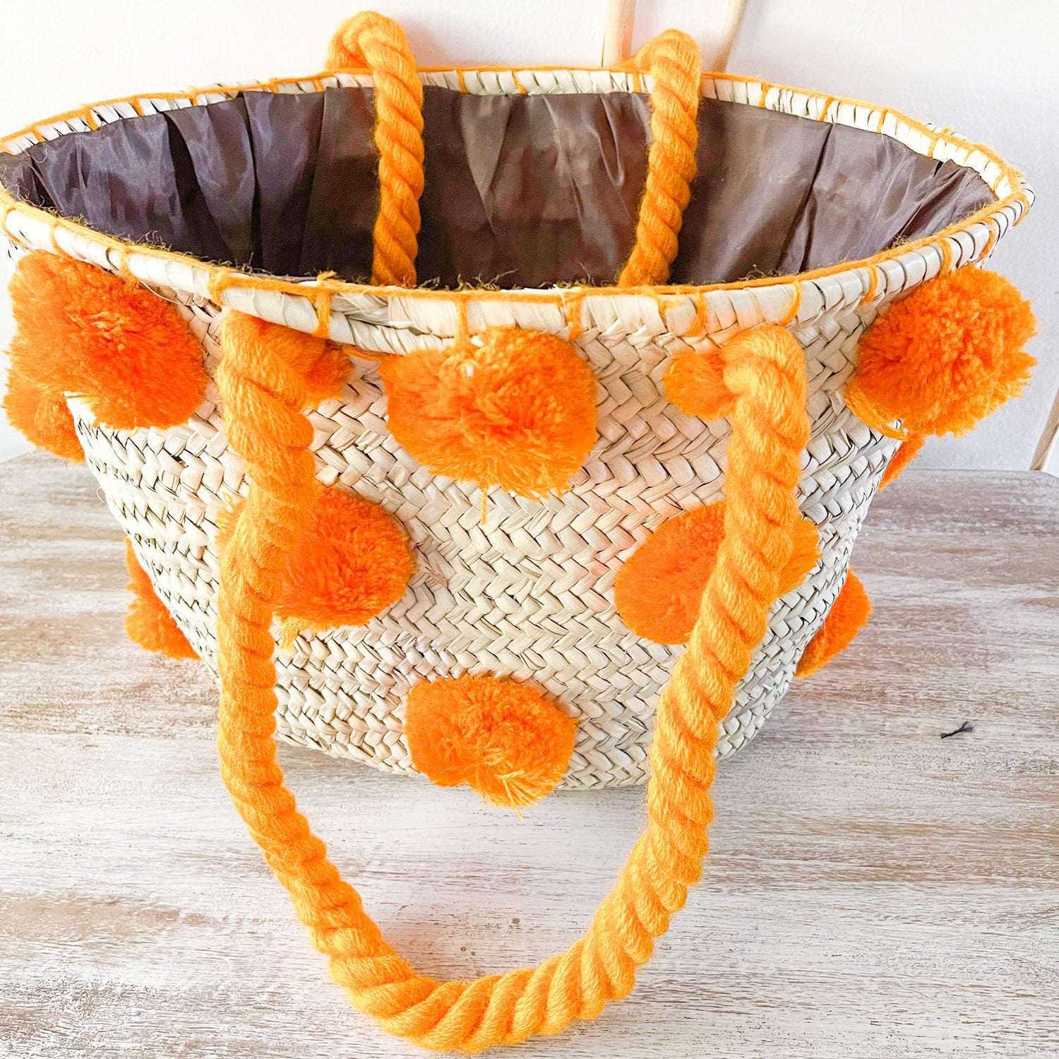 Bolso Cesta de Doum con pompones anaranjados