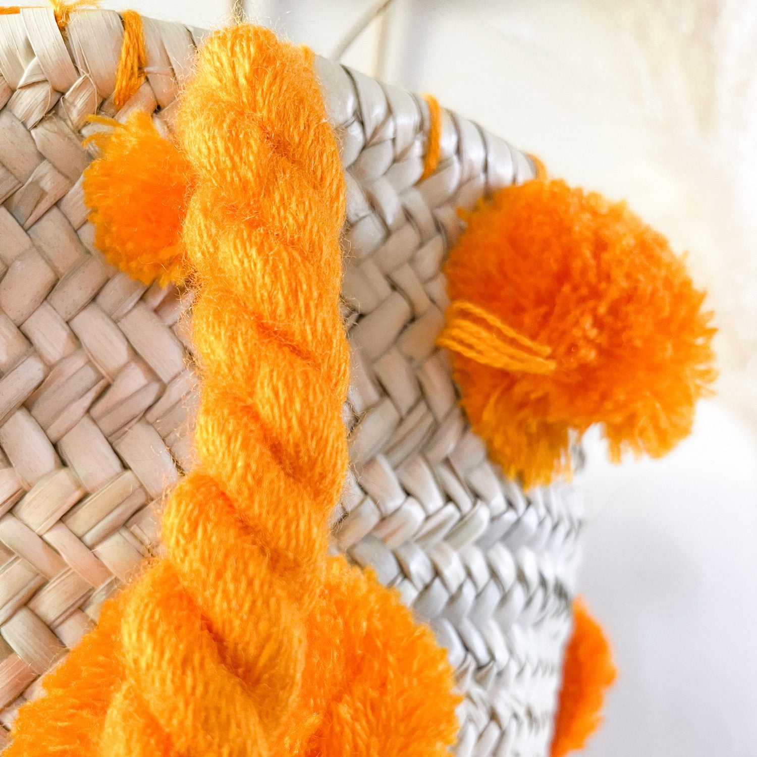 Bolso Cesta de Doum con pompones anaranjados