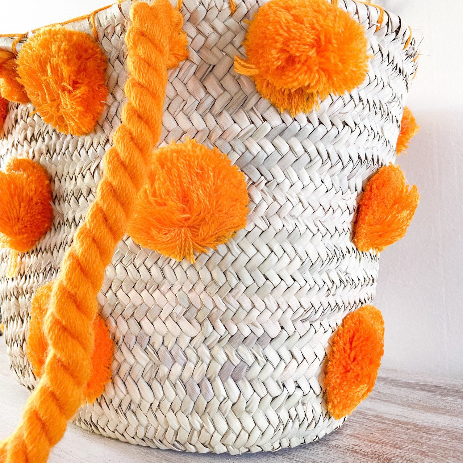 Bolso Cesta de Doum con pompones anaranjados