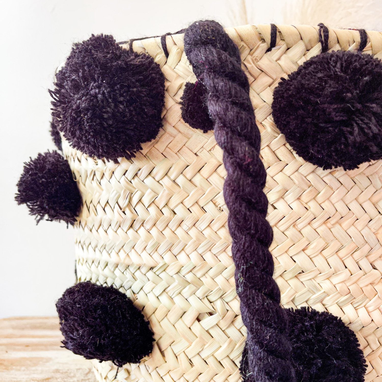 Bolso Cesta de Doum con pompones negros