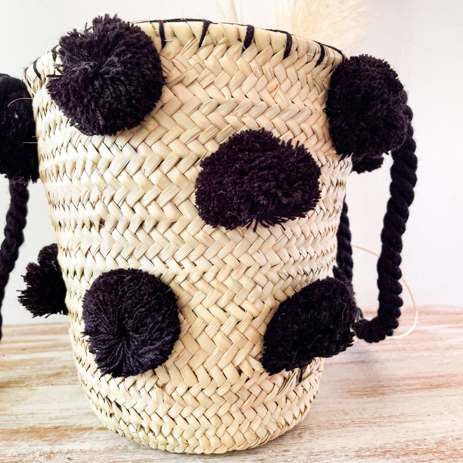 Bolso Cesta de Doum con pompones negros