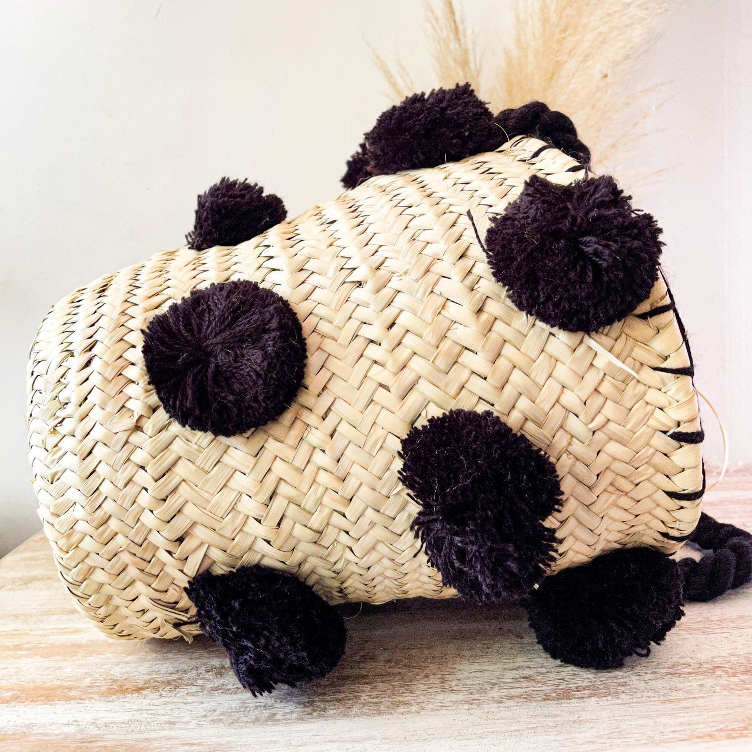 Bolso Cesta de Doum con pompones negros
