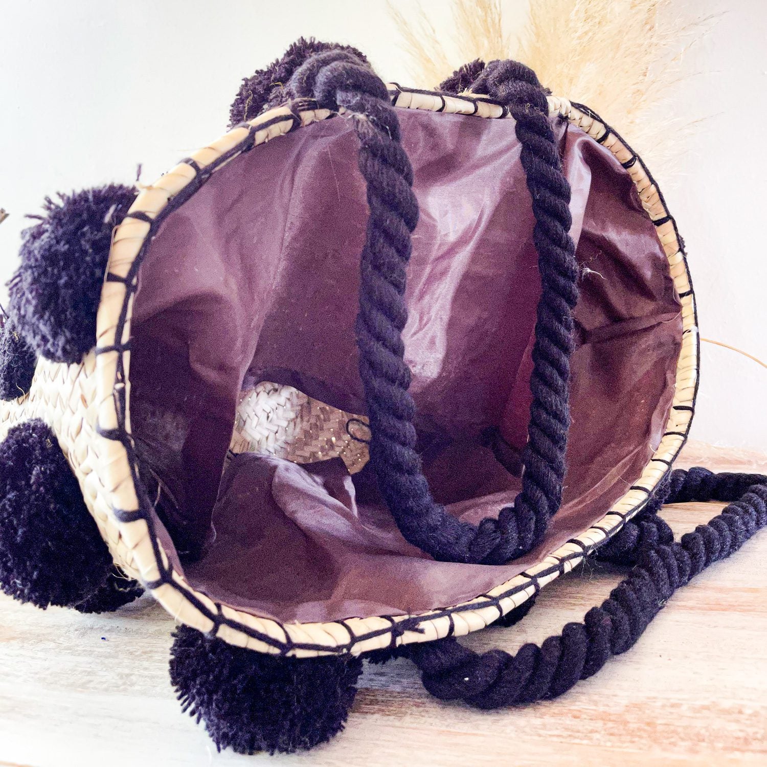 Bolso Cesta de Doum con pompones negros