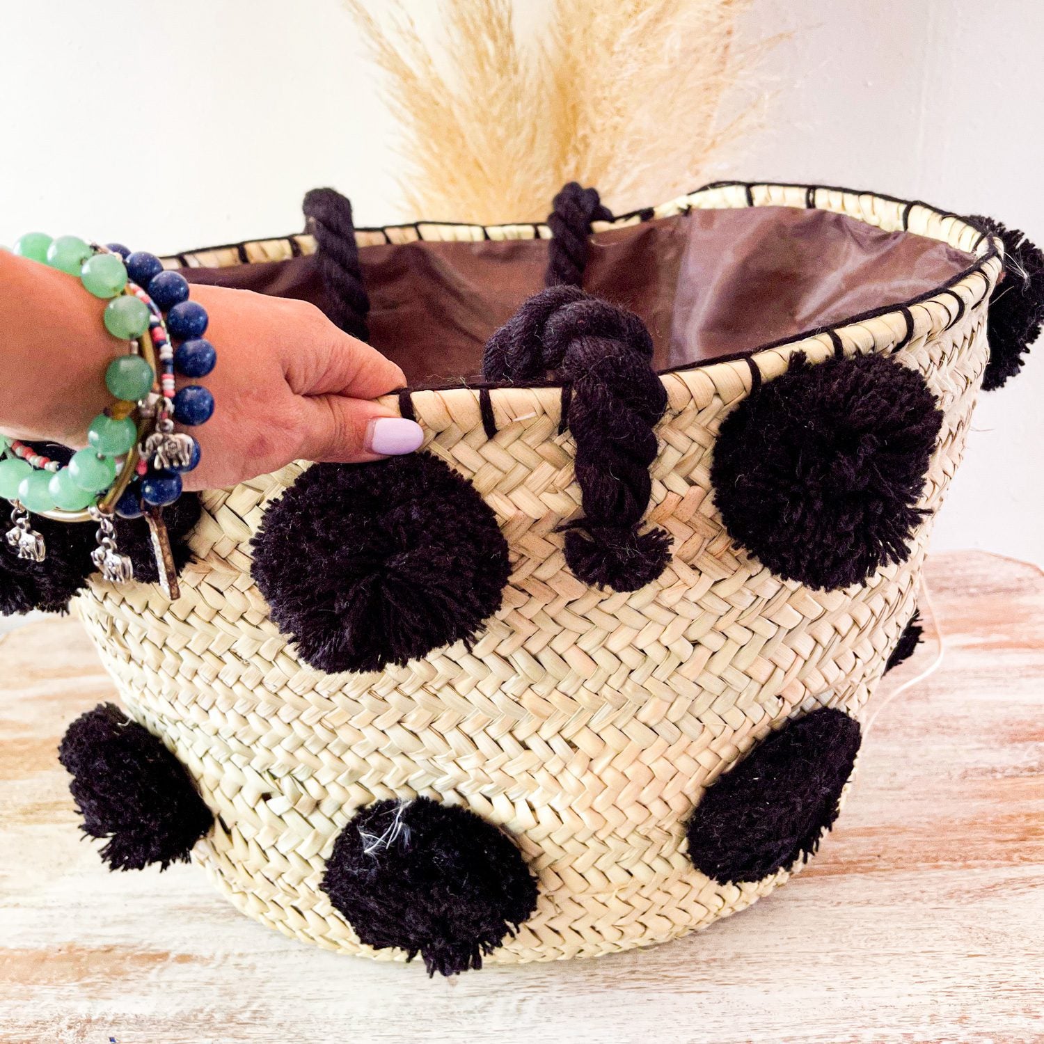 Bolso Cesta de Doum con pompones negros