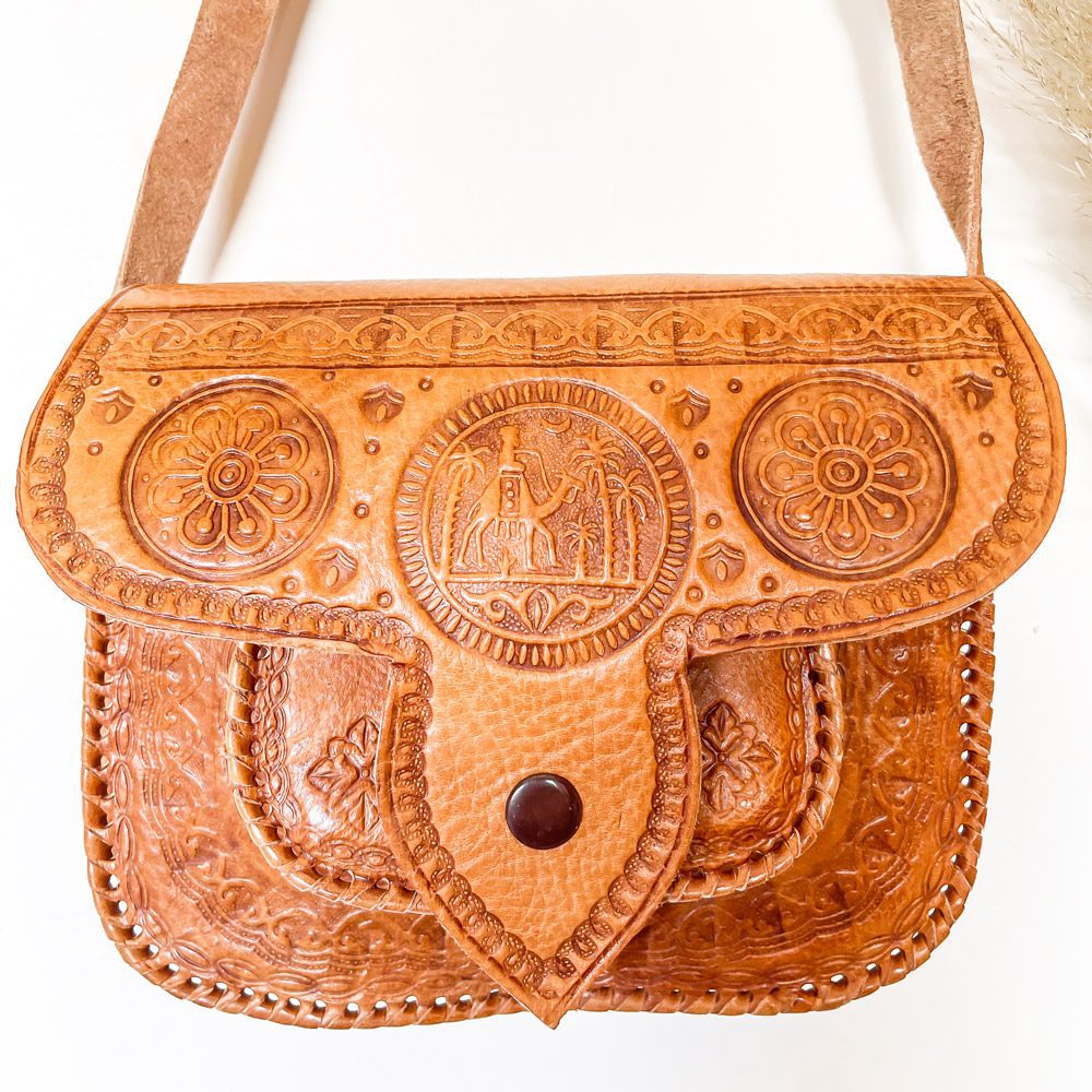Bolso Cruzado de cuero camel con broche en punta - bolso étnico