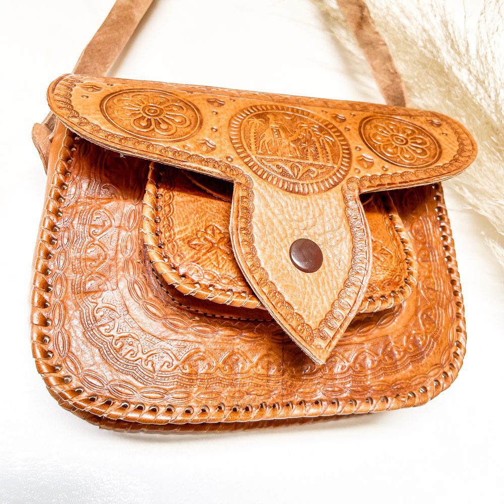 Bolso Cruzado de cuero camel con broche en punta - bolso étnico