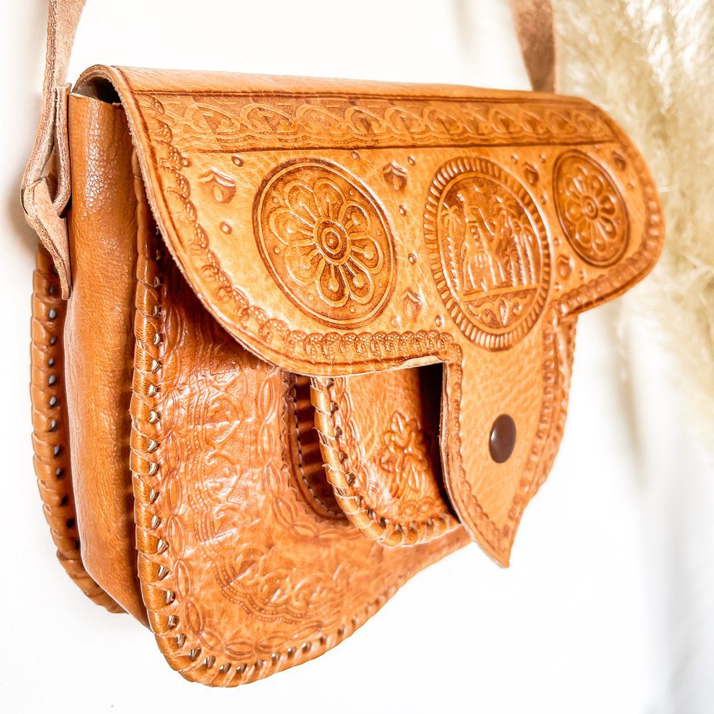 Bolso Cruzado de cuero camel con broche en punta - bolso étnico