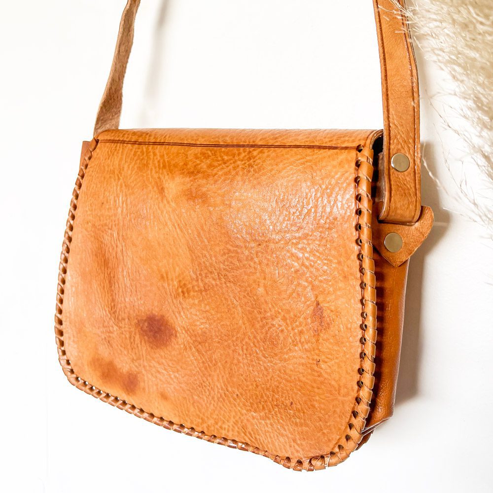 Bolso Cruzado de cuero camel con broche en punta - bolso étnico