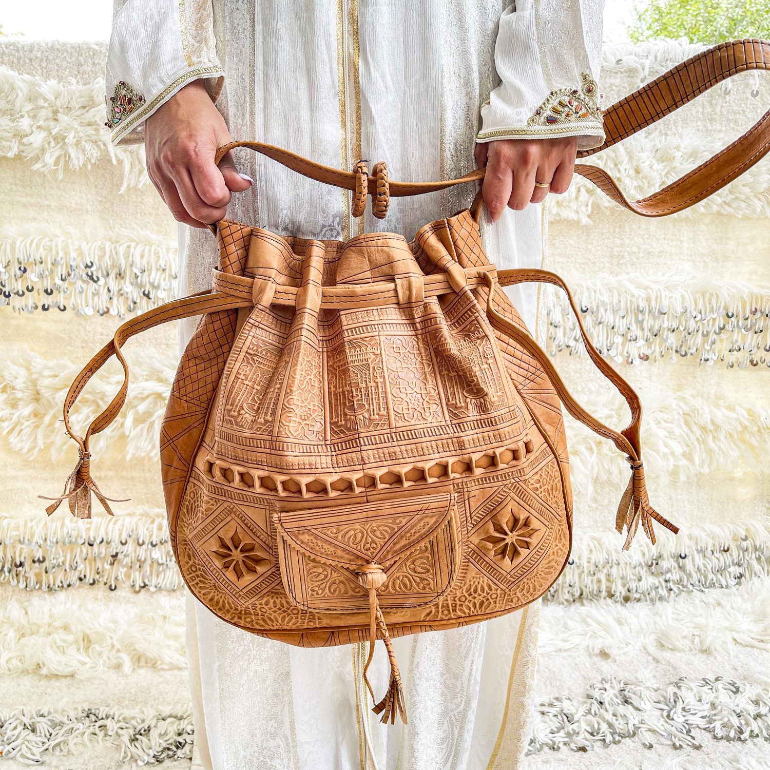 bolso-de-cuero-con-disenos-color-camel-4