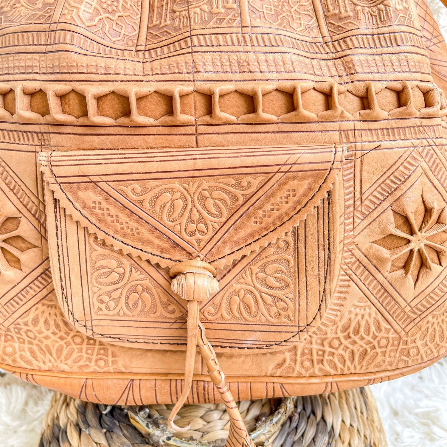 bolso-de-cuero-con-disenos-color-camel-5
