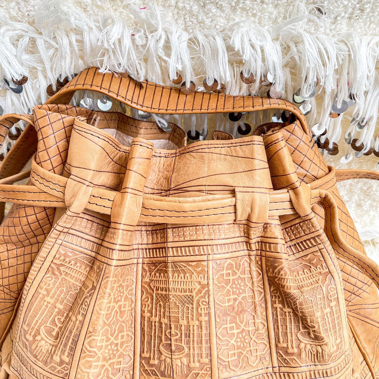 bolso-de-cuero-con-disenos-color-camel-7