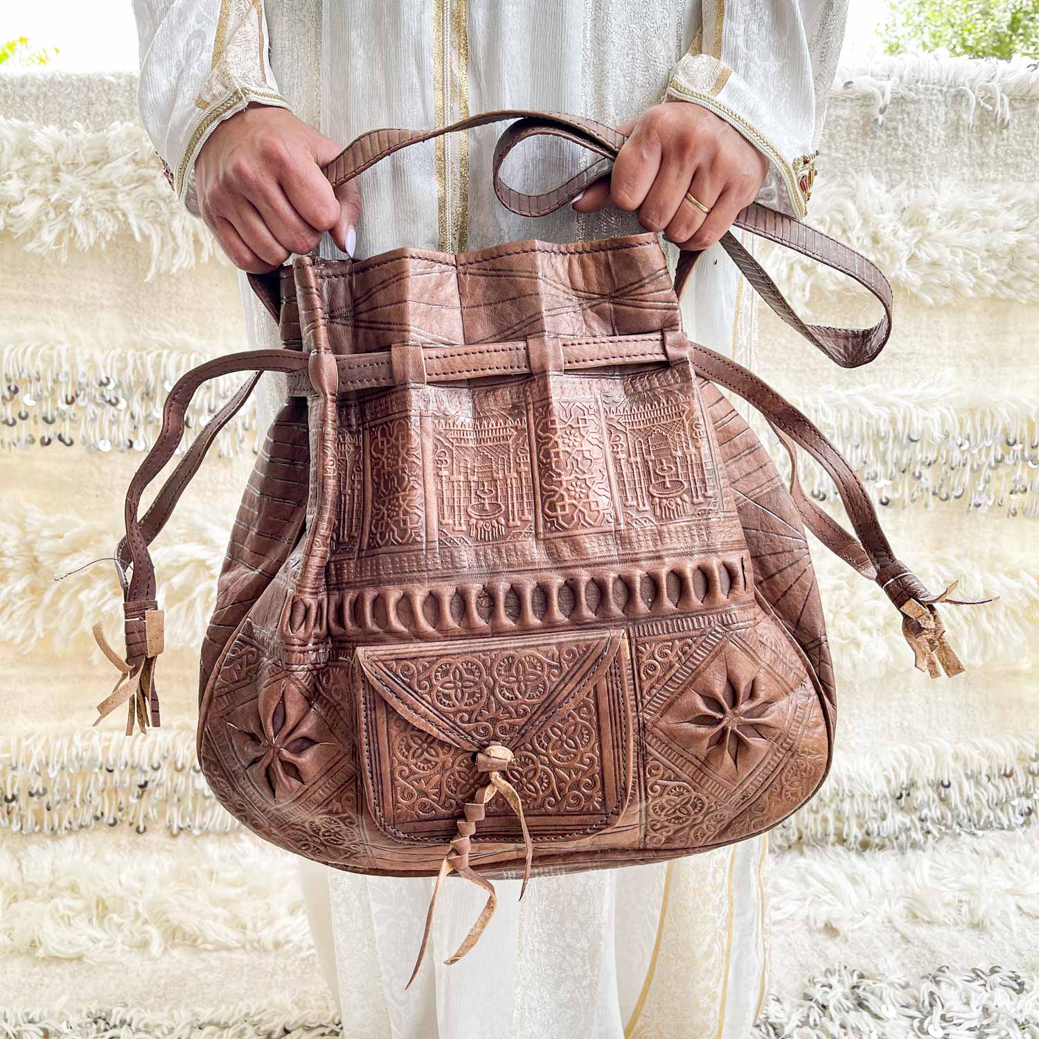 bolso-de-cuero-con-disenos-color-marron-3