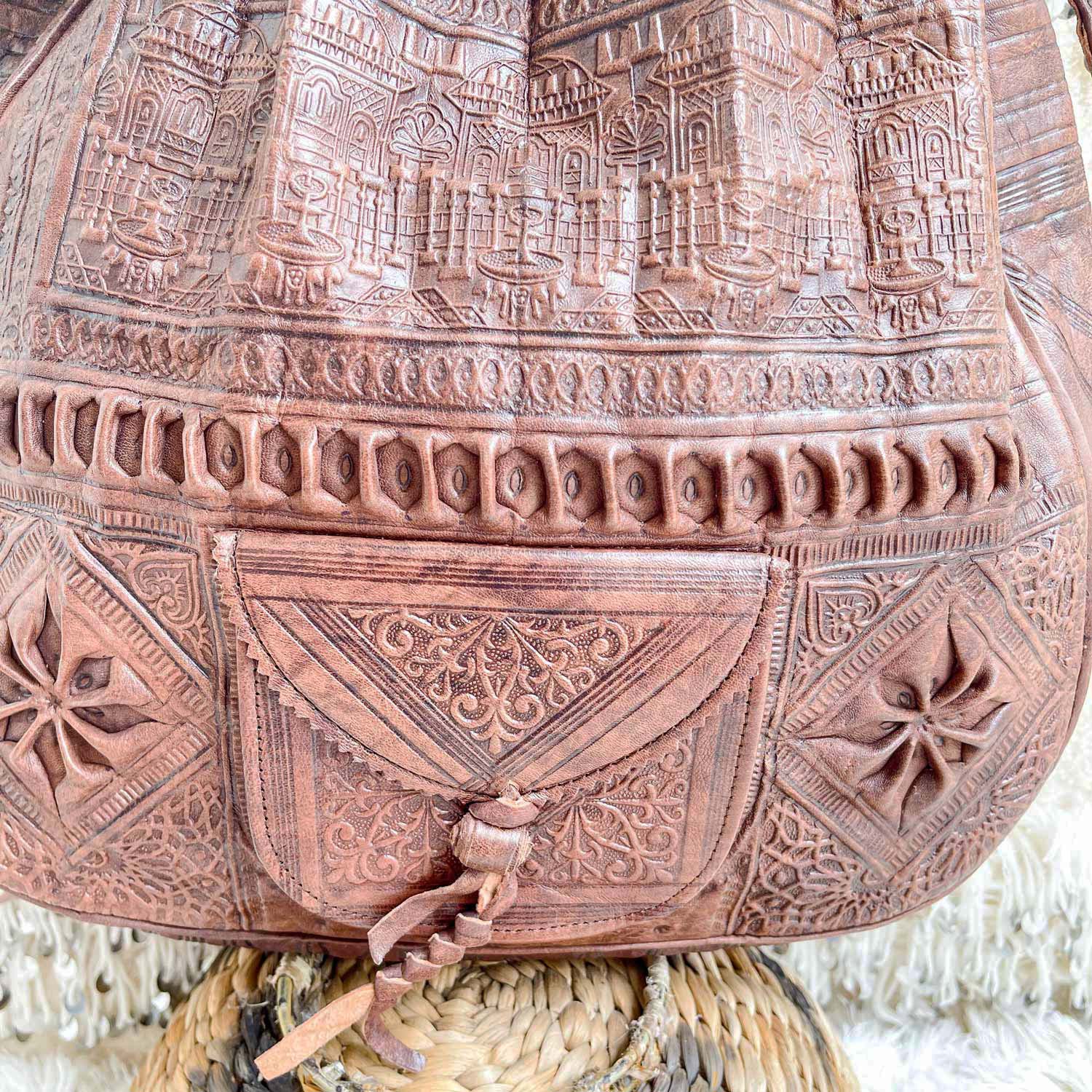bolso-de-cuero-con-disenos-color-marron-5
