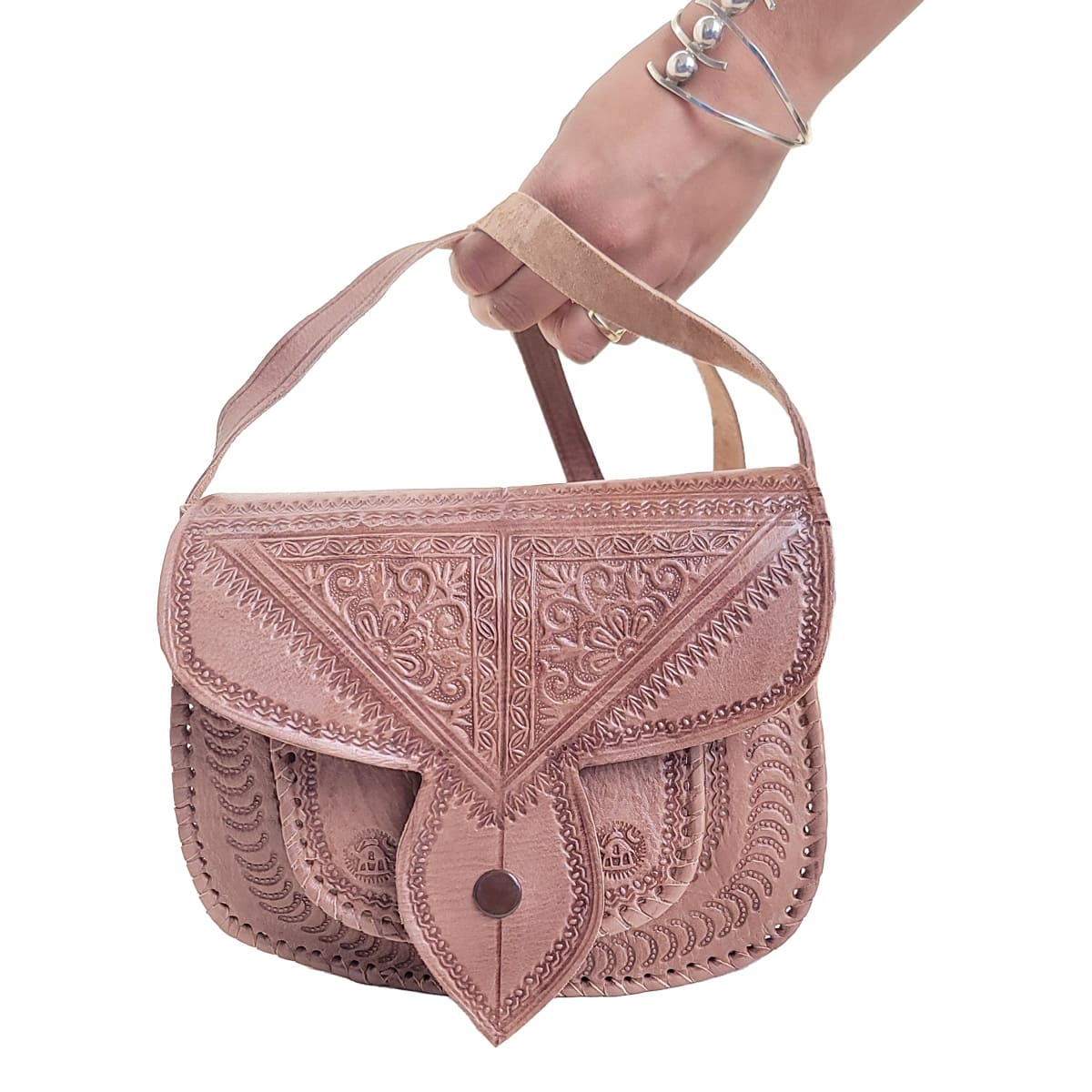 Bolso cruzado de cuero café con broche en punta - bolso étnico