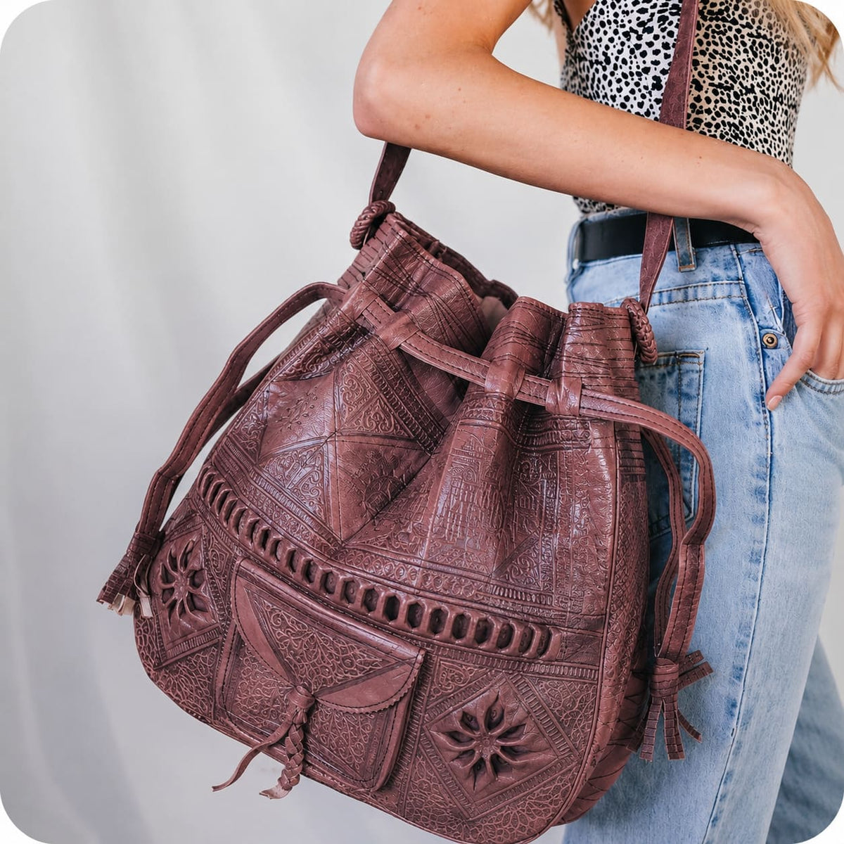 bolso-de-cuero-con-disenos-color-marron-3