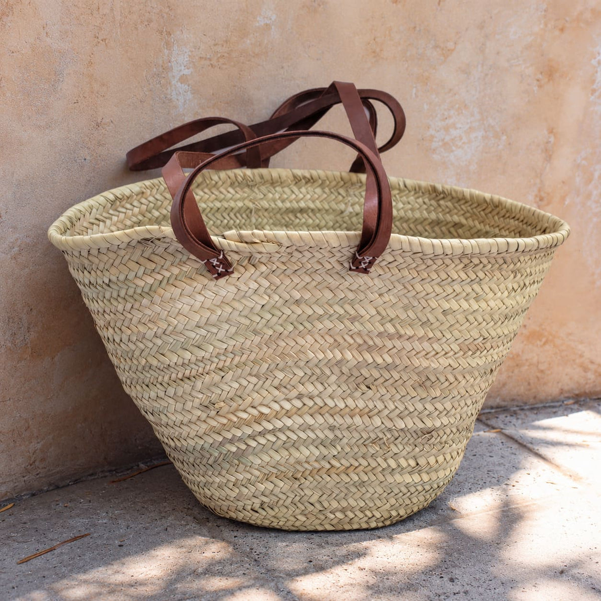Bolso cesta de doum con manillas de cuero