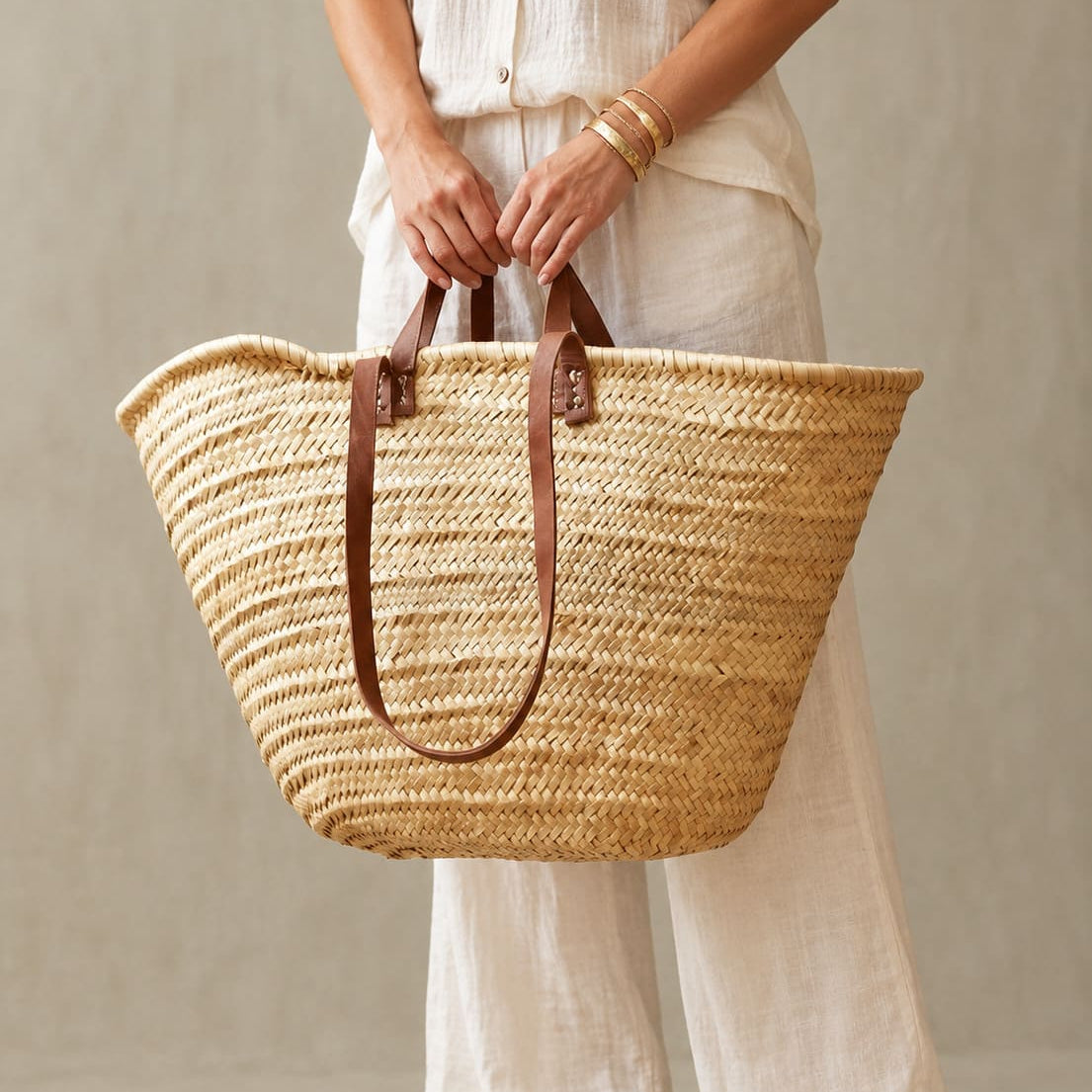 Bolso cesta de doum con manillas de cuero