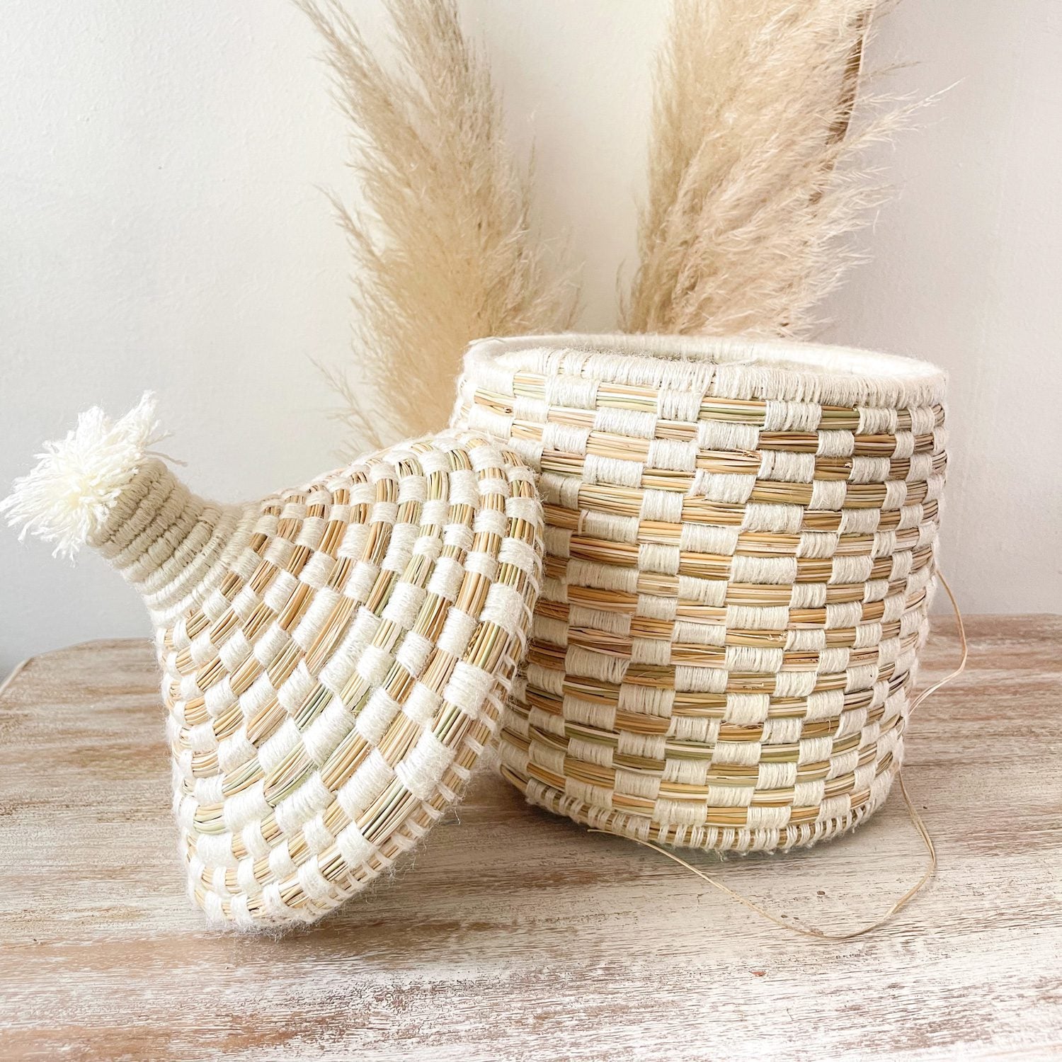 Cesta de fibra natural blanca con tapa