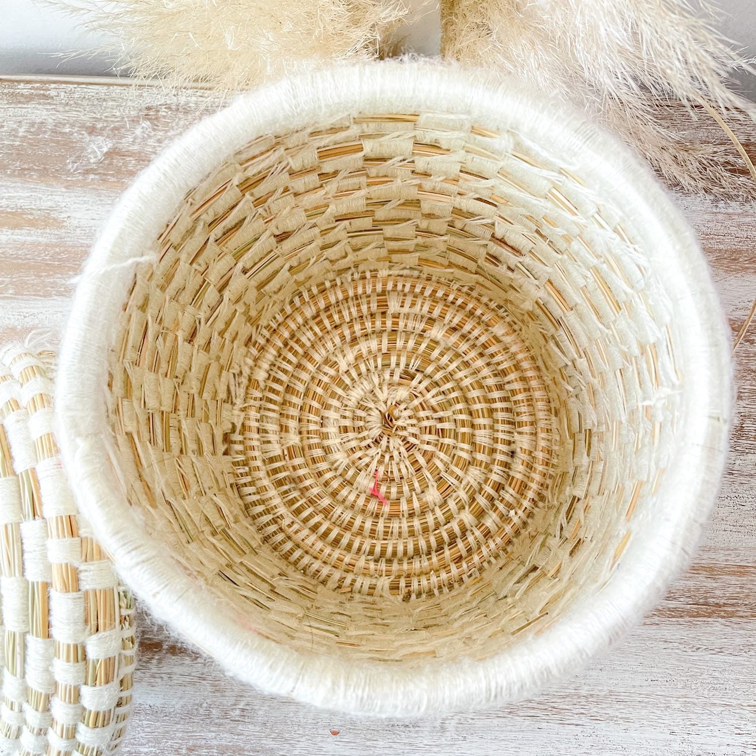 Cesta de fibra natural blanca con tapa