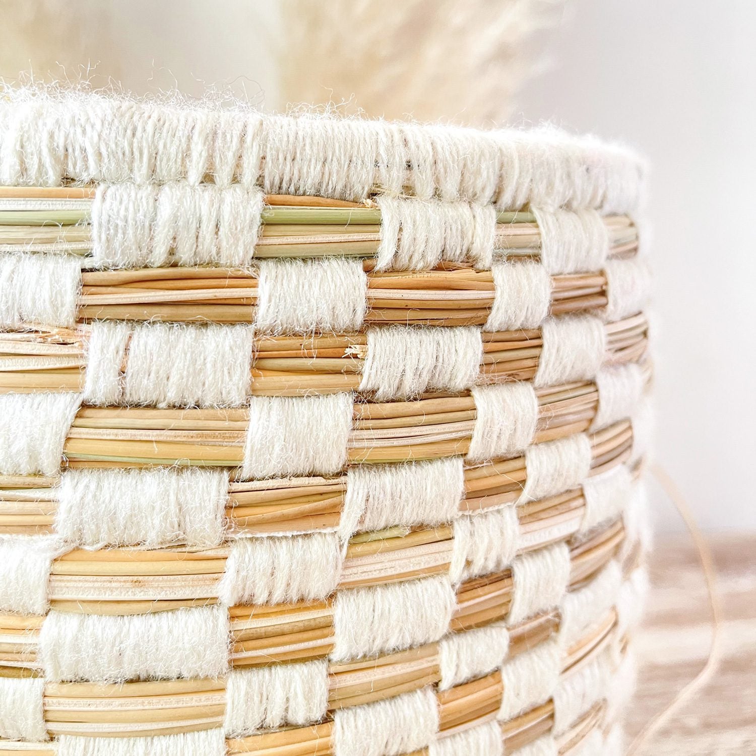 Cesta de fibra natural blanca con tapa