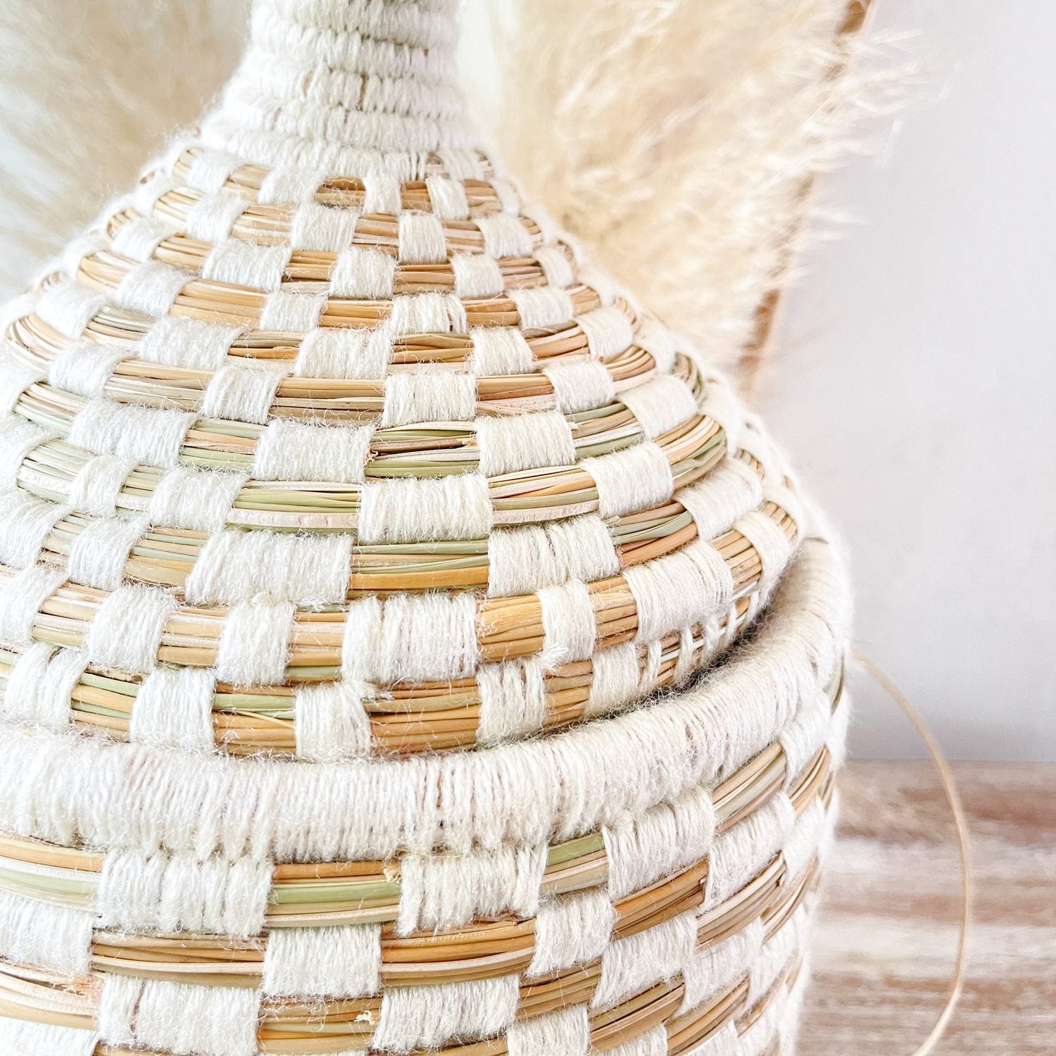 Cesta de fibra natural blanca con tapa