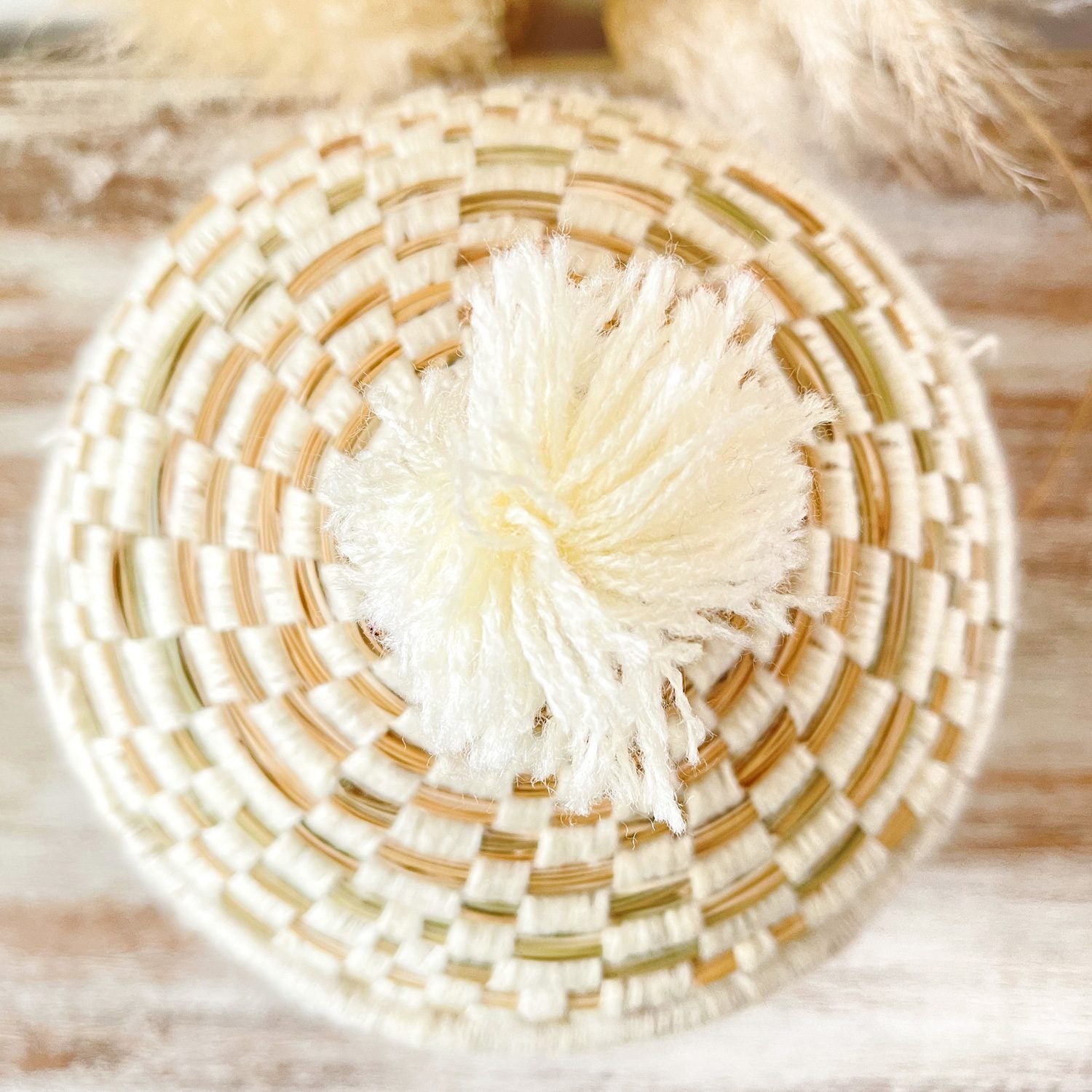Cesta de fibra natural blanca con tapa