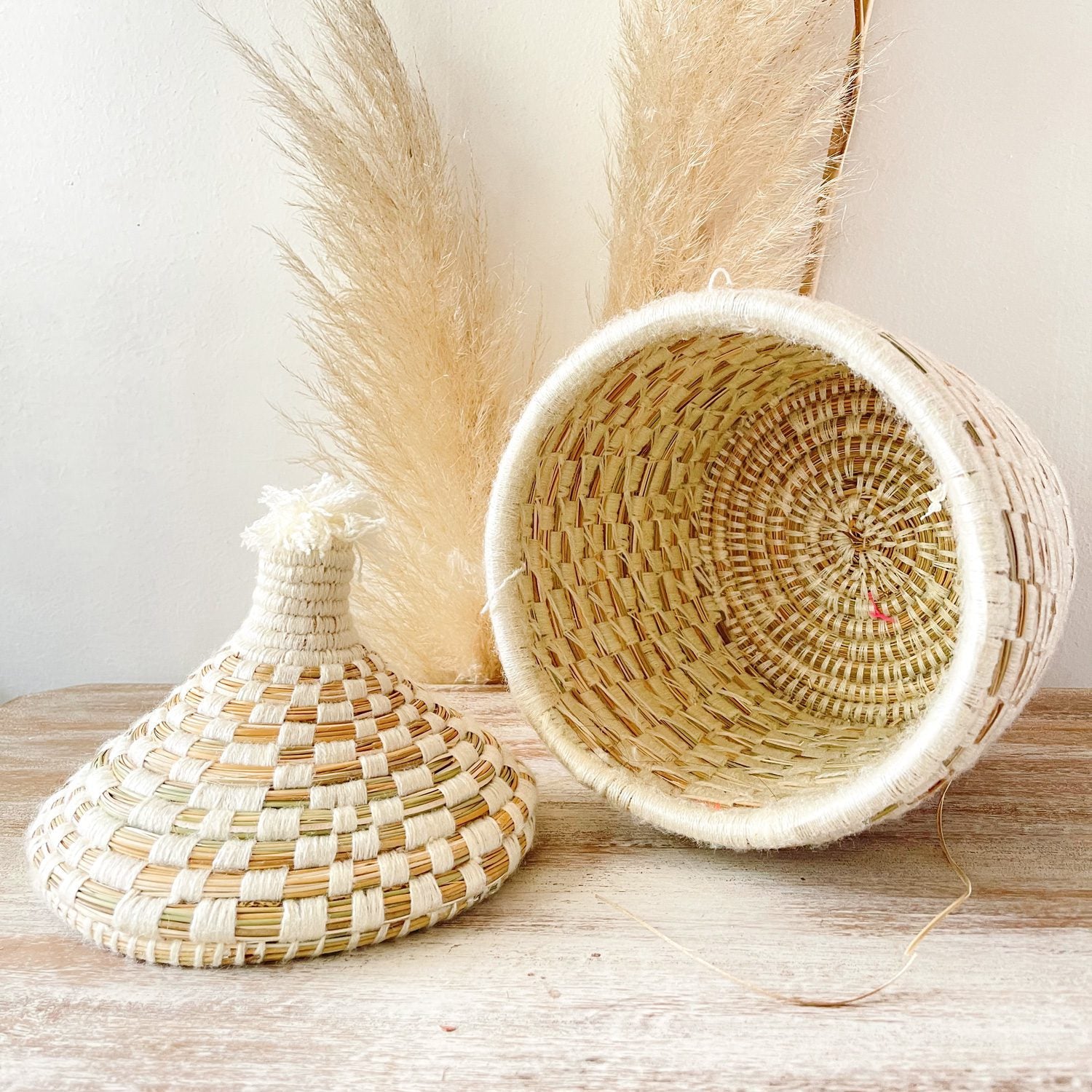 Cesta de fibra natural blanca con tapa