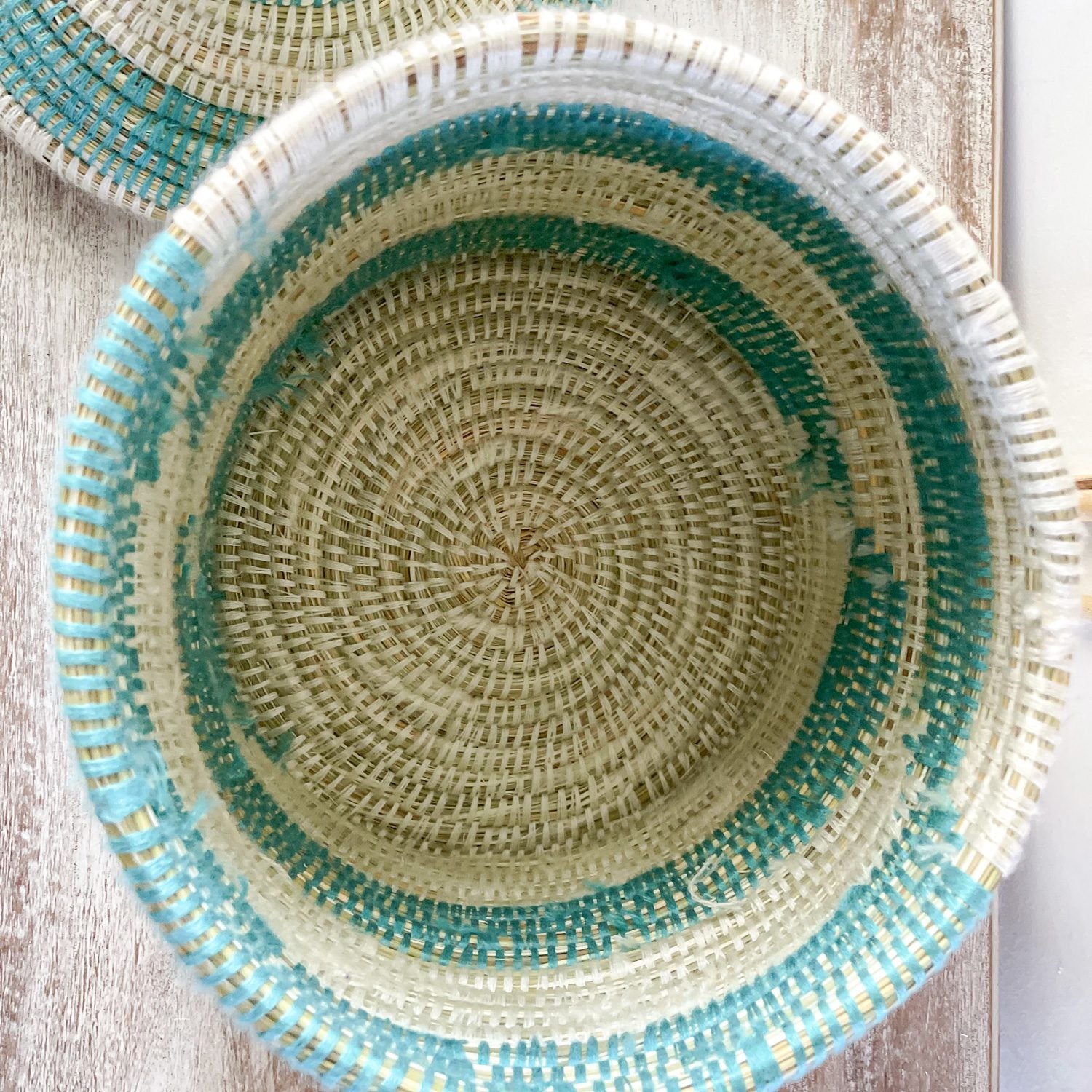 cesta-de-doum-blanco-y-turqueza-con-tapa-2