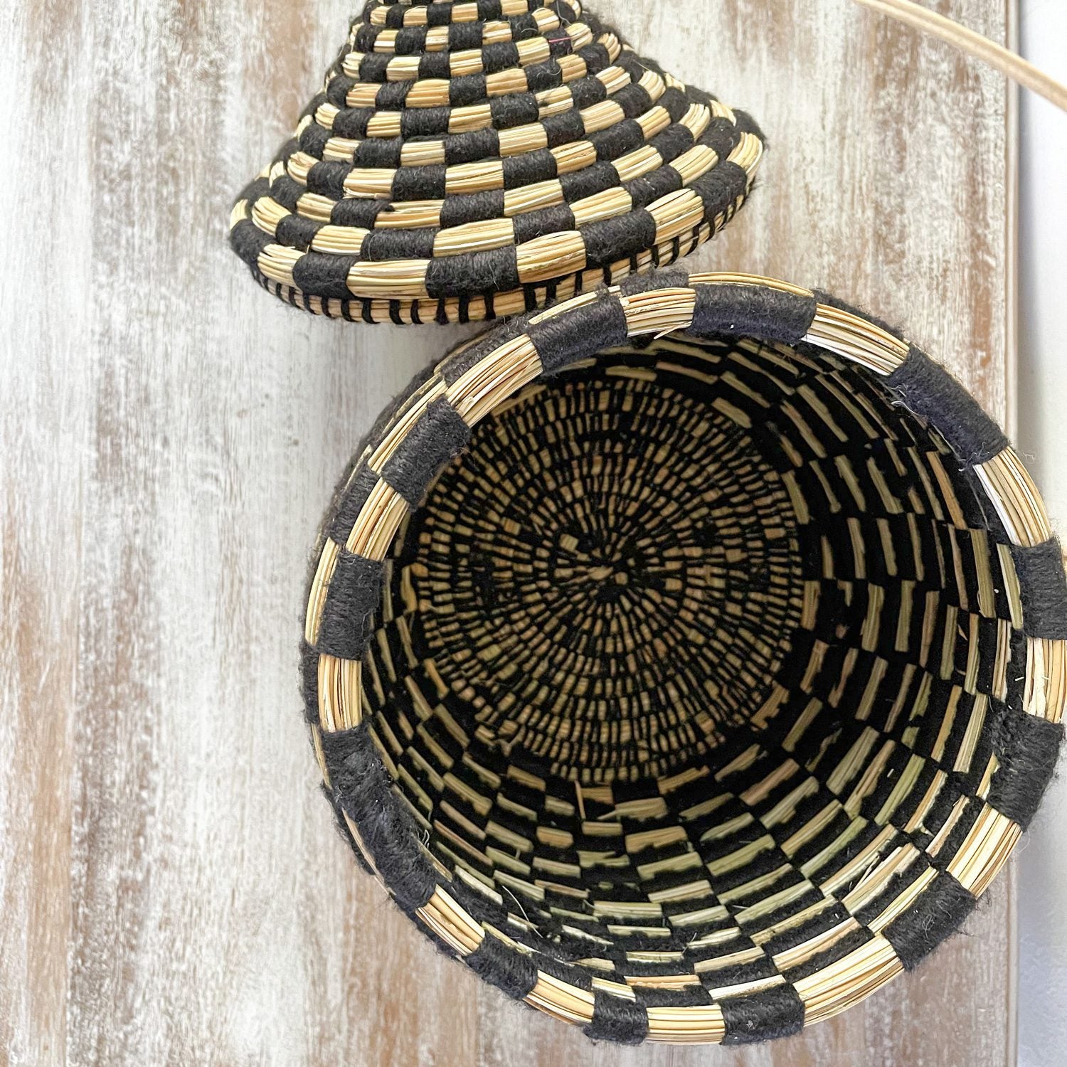 cesta-de-doum-negra-con-tapa-6