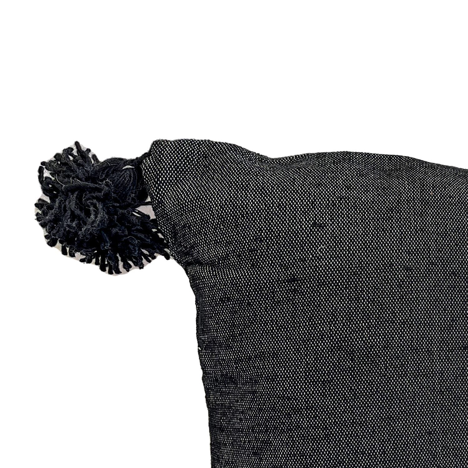 cojin-de-algodon-negro-con-pompones-negros-2