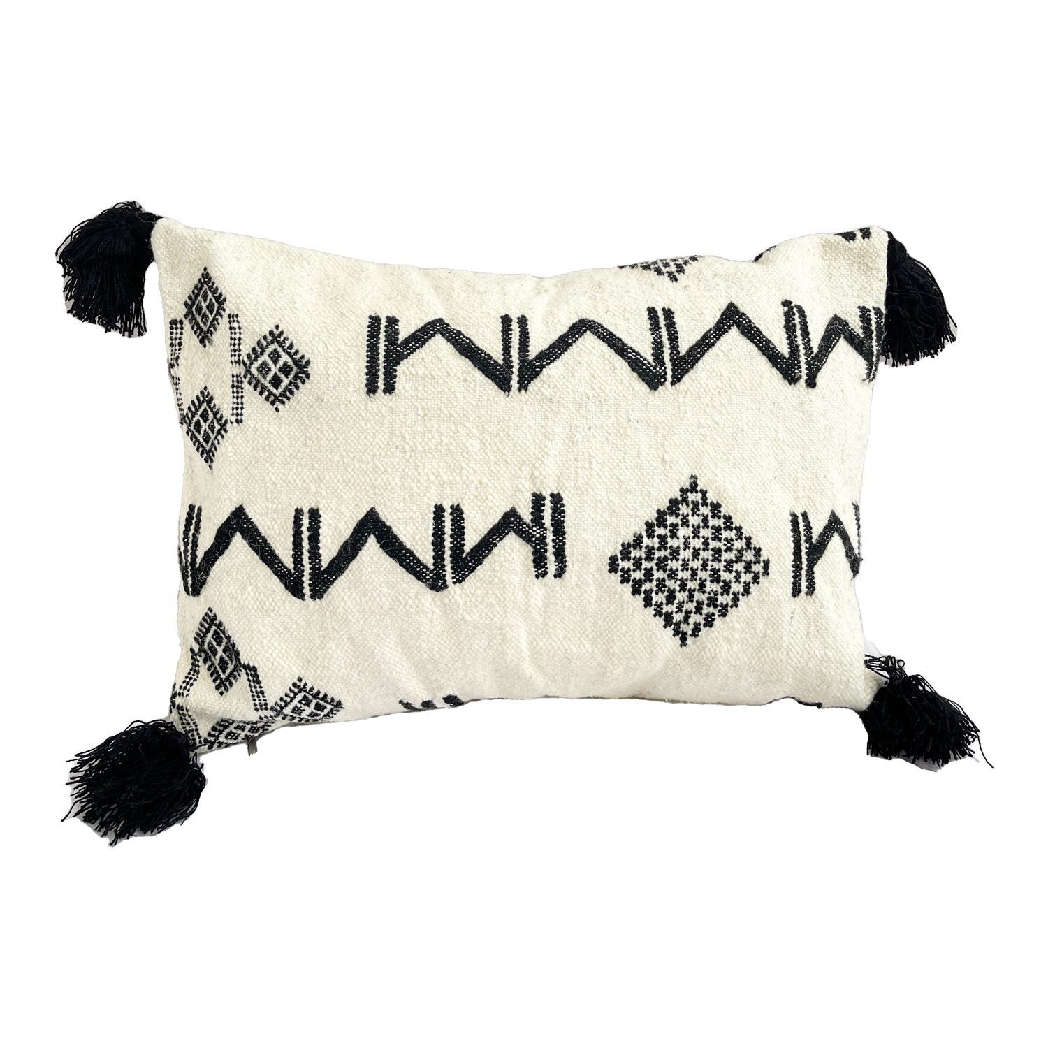 cojin-de-lana-rectangular-con-disenos-negros-y-pompones-1