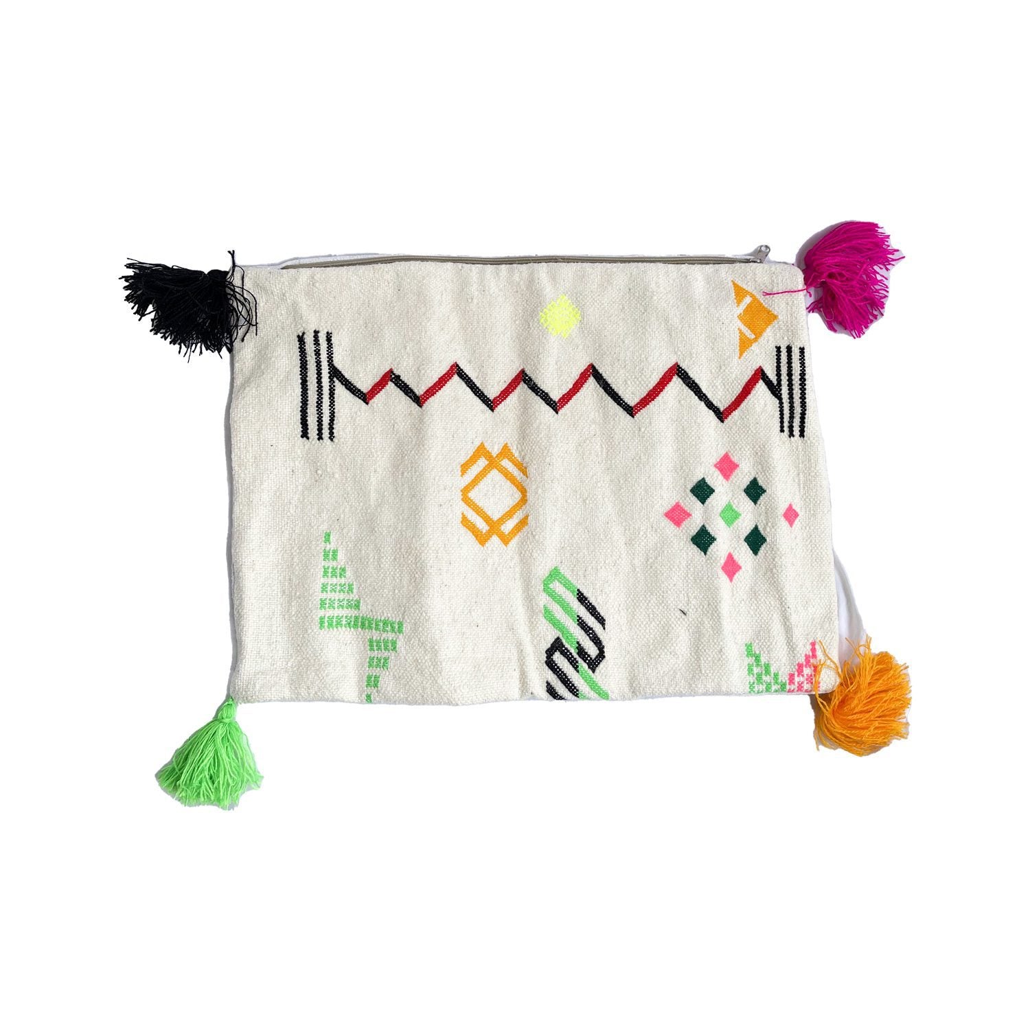 cojin-de-lana-rectangular-con-disenos-y-pompones-de-colores-10