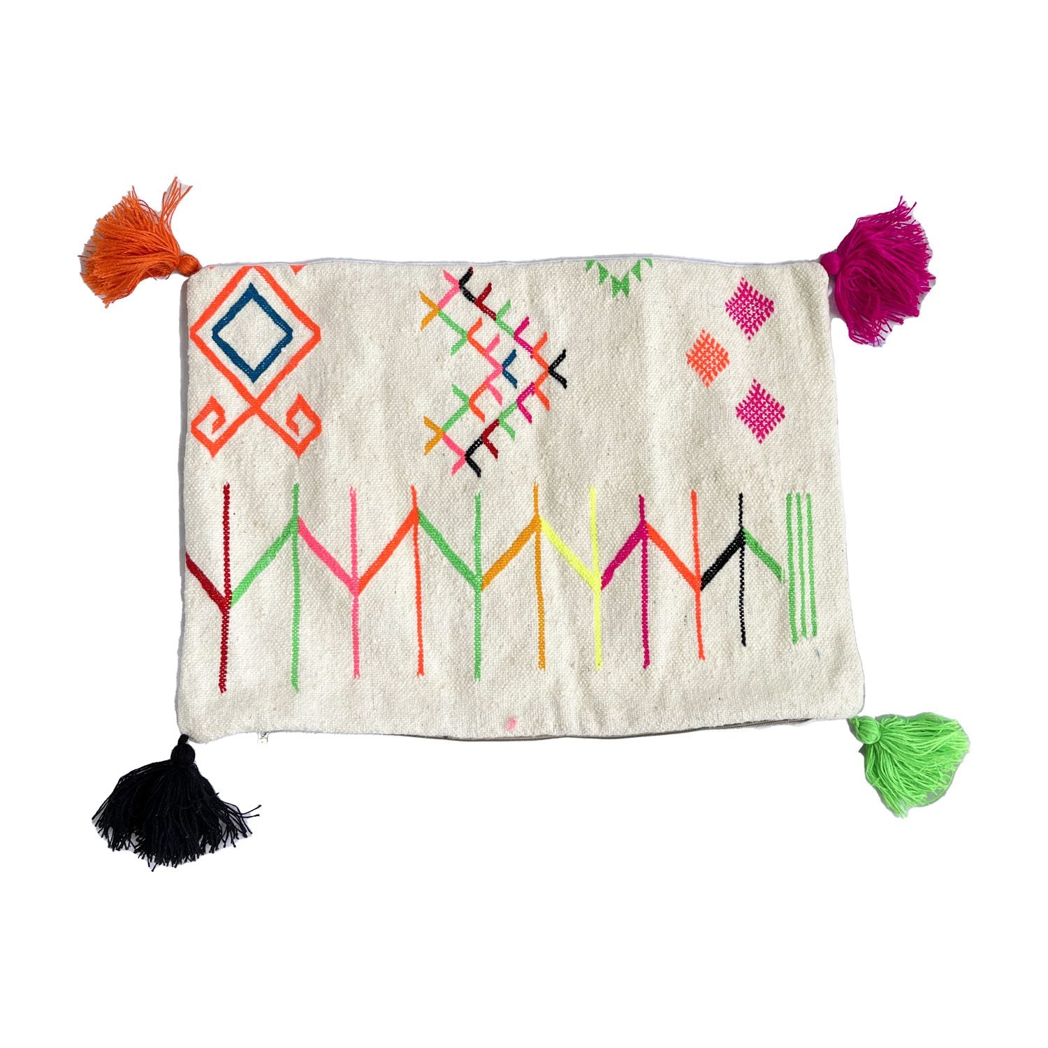 cojin-de-lana-rectangular-con-disenos-y-pompones-de-colores-5