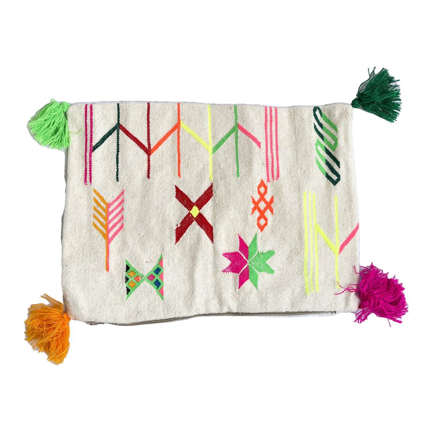 cojin-de-lana-rectangular-con-disenos-y-pompones-de-colores-7