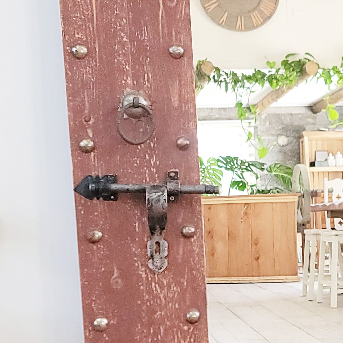 Espejo grande y marco de madera hecho de puerta marroquí café vintage