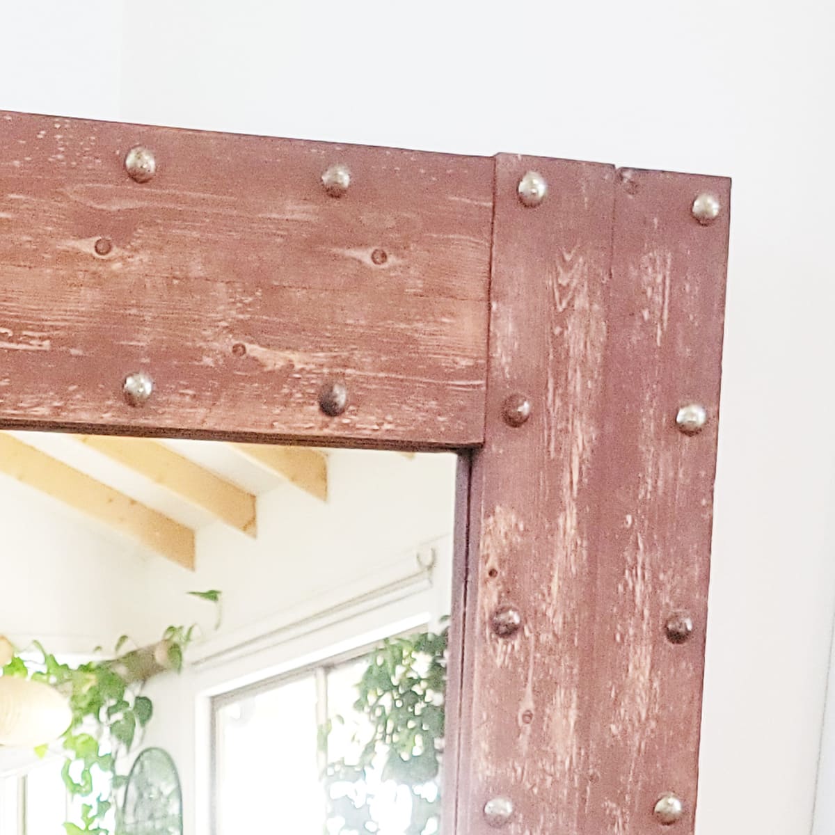 Espejo grande y marco de madera hecho de puerta marroquí café vintage