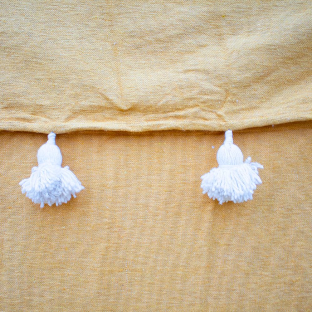 Manta 100% Algodón Amarilla con pompones blancos