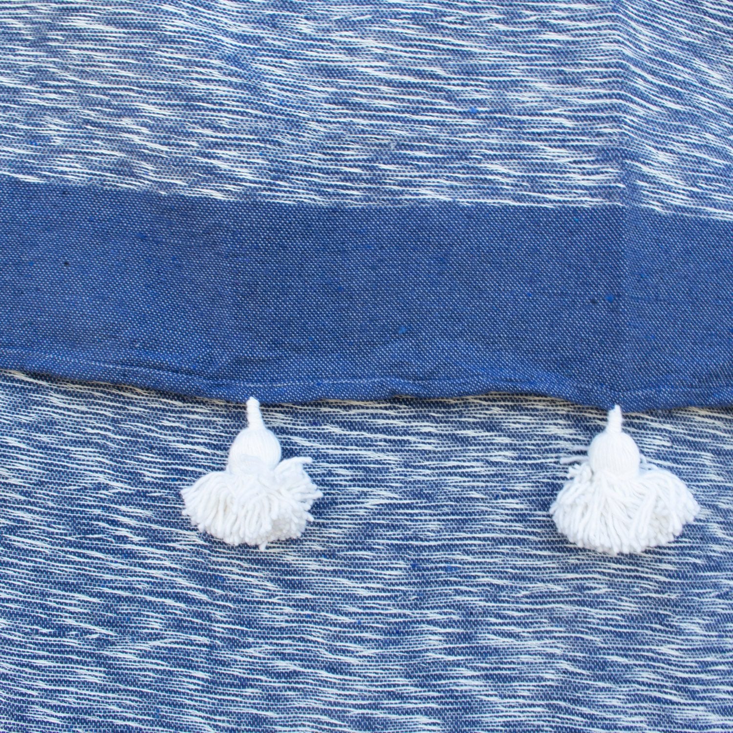 Manta Azul y blanco con pompones blancos