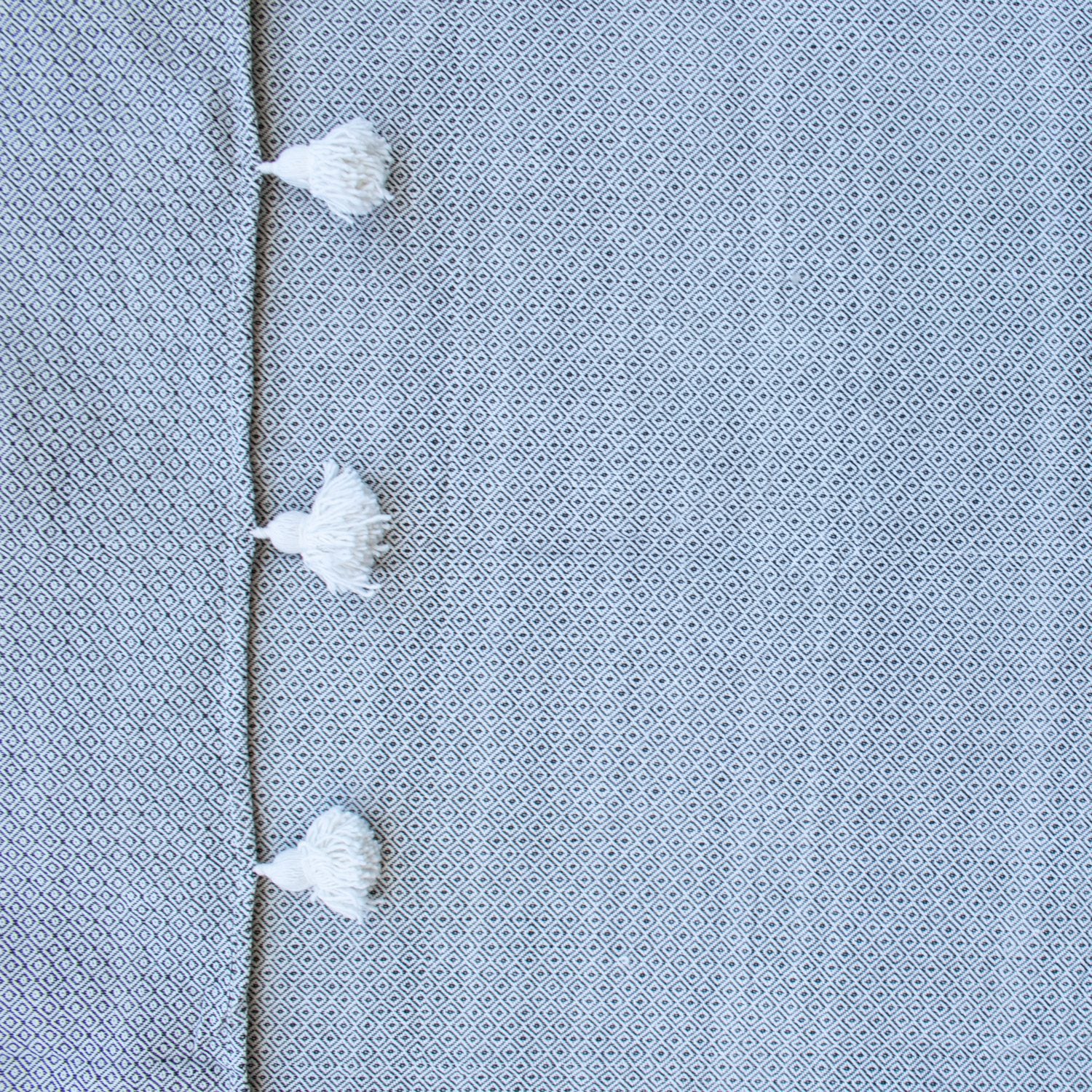 Manta Amarilla con lineas plateadas y pompones