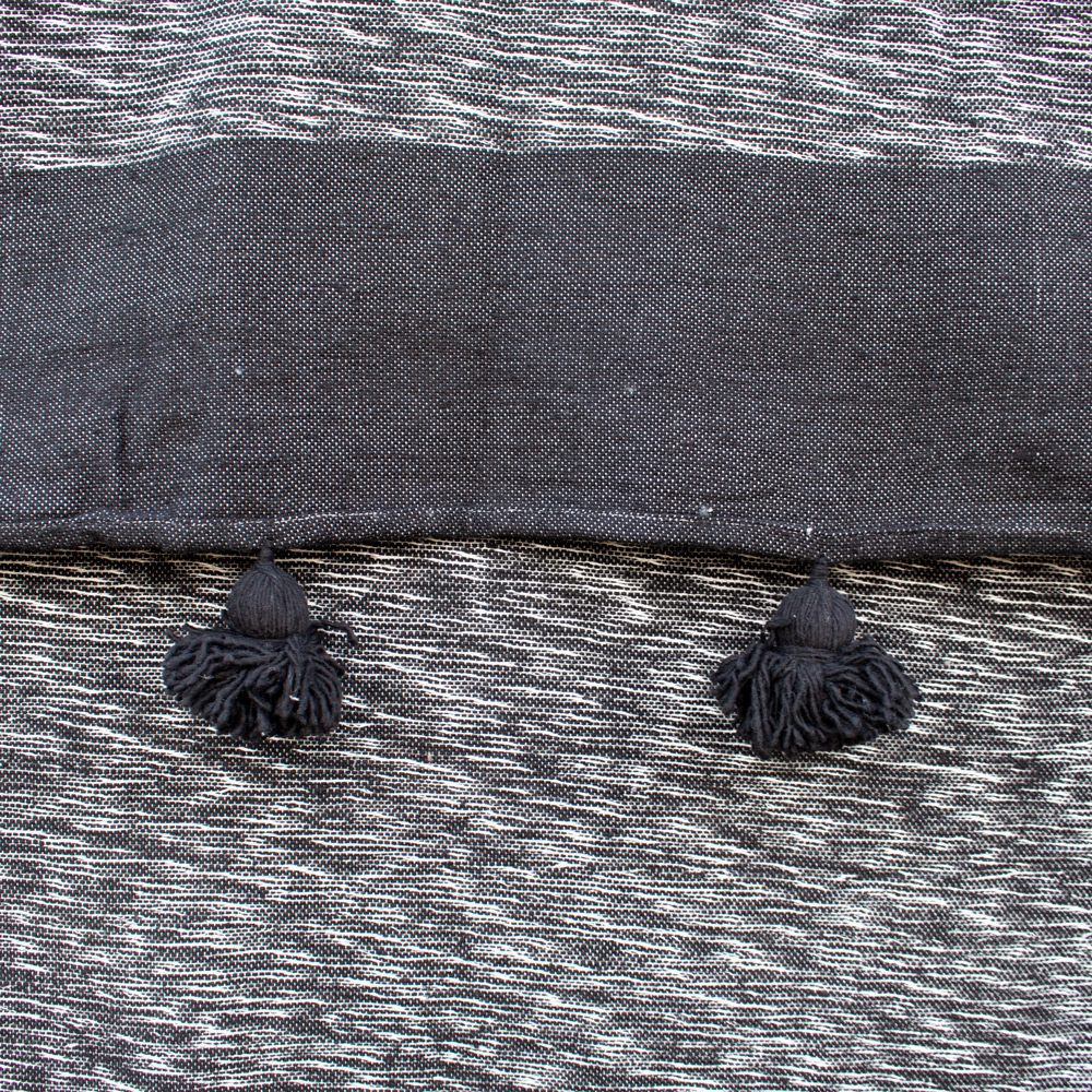 manta-negra-y-blanca-con-pompones-negros-1