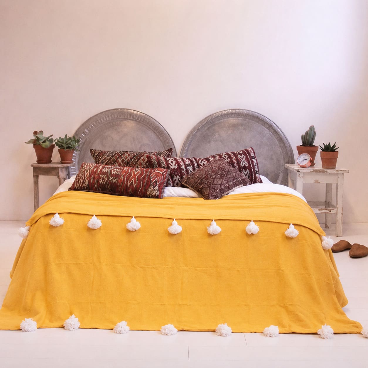 Manta 100% Algodón Amarilla con pompones blancos