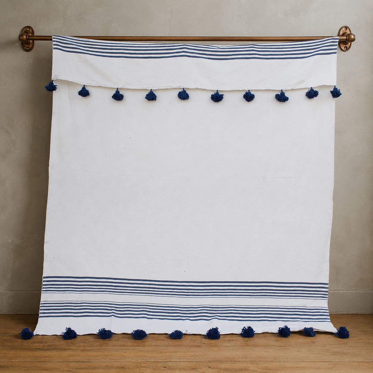 Manta Blanca con lineas azules y pompones azules