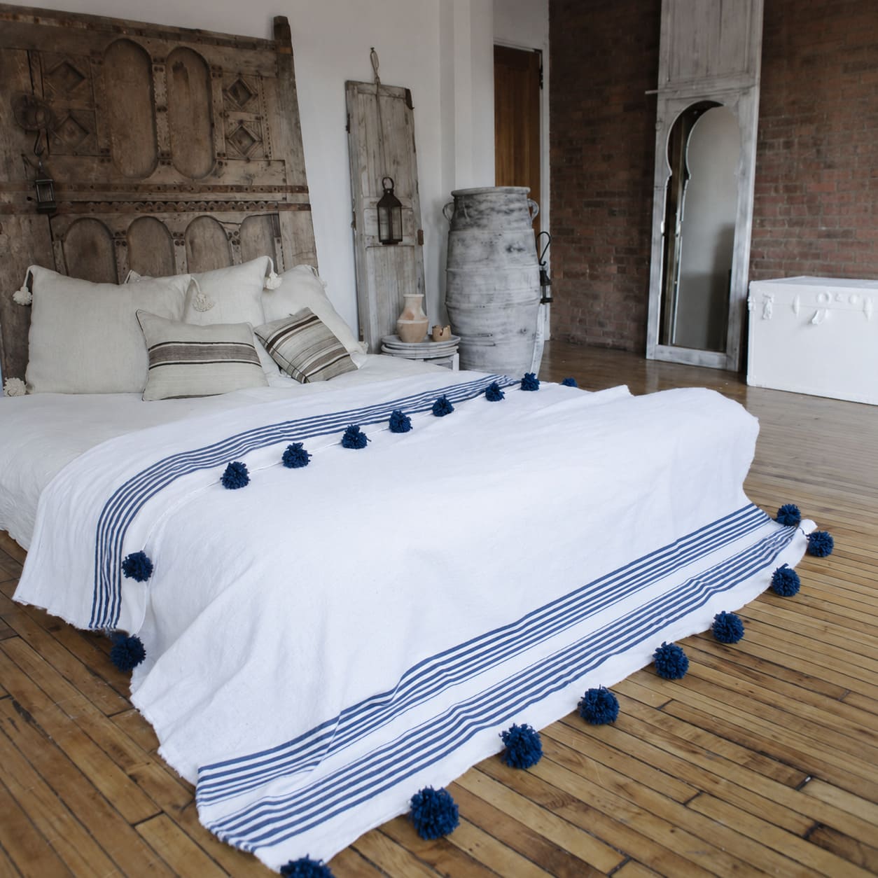 Manta Blanca con lineas azules y pompones azules