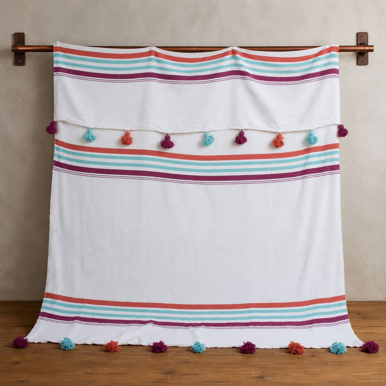 Manta Blanca con lineas de colores y pompones de colores